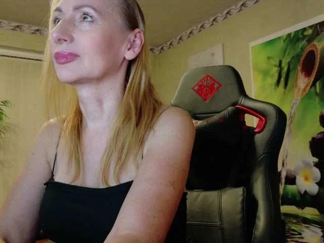 AngelikaMore — Ich mag Mnner mit guten Manieren und die wissen, das die meisten Frauen fr etwas Geld sowieso  nahezu ALLES machen. Also, sei grozgig, DAS macht mich sehr an!