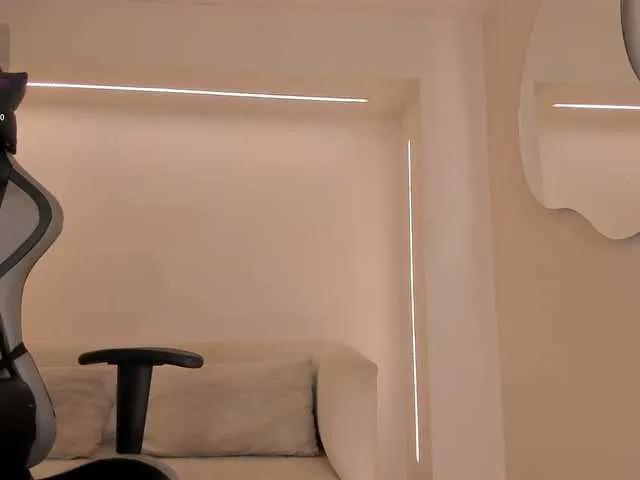 EllaClark — Grab me by the neck and I'll be yours while you fuck me or suck your fingers into my panties.
Gentlemen 
Be treated like a Queen 
Guys who care about me 
Be so pampered