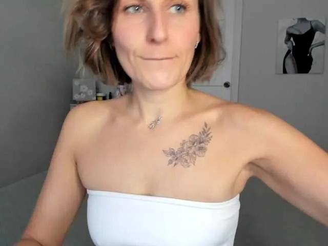 BongaCams Kiza9 is Freechat Kiza9 — Strong and independent men who have a sense of humor and don't get offended by jokes in response!!!