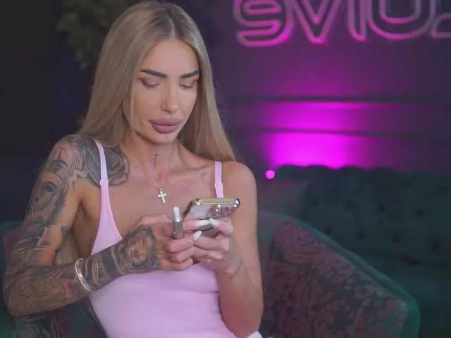 Offline RaquelleVon on BongaCams