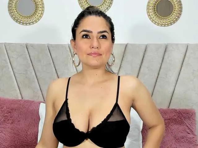 SofiaCourt — Me excita que me den palmadas en la cola y me halen el cabello, mi posicin favorita es en perrito y misionero, mndame vibraciones para estimular mi cltoris eso me hace correr muy rpido.