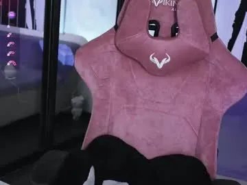 Freechat prettybones on Chaturbate