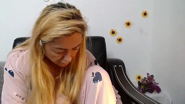 Freechat _karolynesyera_ on StripChat