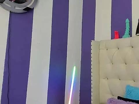 Freechat bigass_monic on StripChat