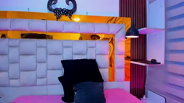 Freechat bigass_monic on StripChat