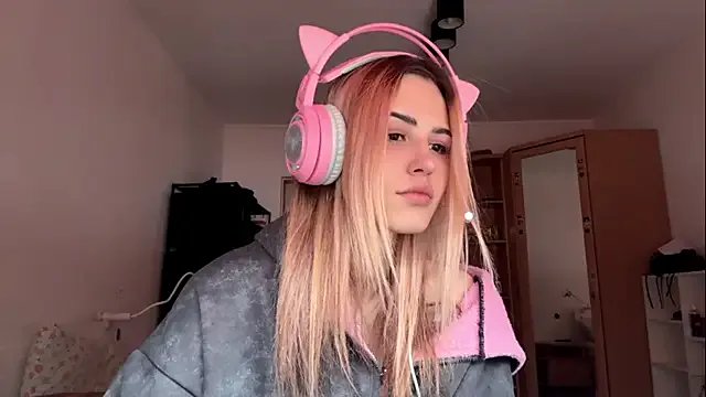 Evva_mayy — Running my finger over face