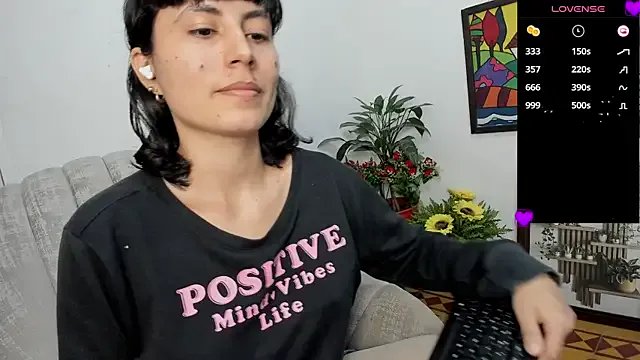 Freechat kanela3434 on StripChat