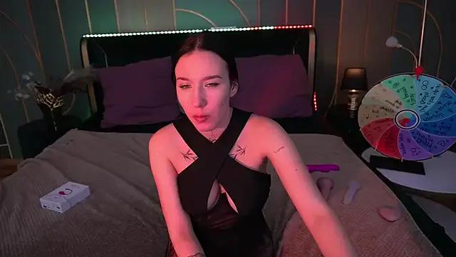 NikkiGoldSide on StripChat 