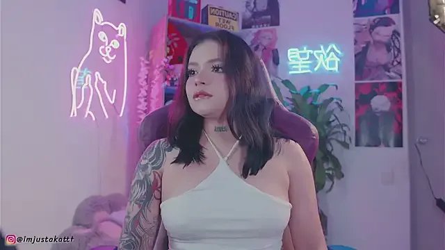 Freechat sensualkattt on StripChat