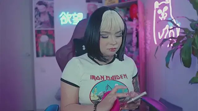 Freechat sensualkattt on StripChat