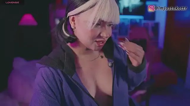 Freechat sensualkattt on StripChat