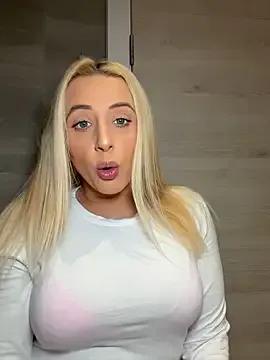 Strongqueen — Flash boobs in public pub toilet