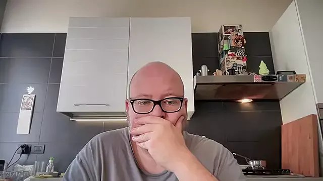 Freechat theitalianbear on StripChat